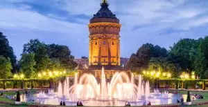Wasserturm Mannheim in der Abendstimmung hinter dem vorgelagerten Springbrunnen