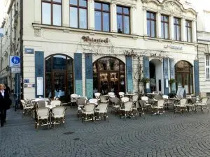 Außenansicht des Restaurants Weinstock in Leipzig mit einladender Bestuhlung