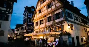 Außenansicht des Zunfthaus mit feiernden Personen