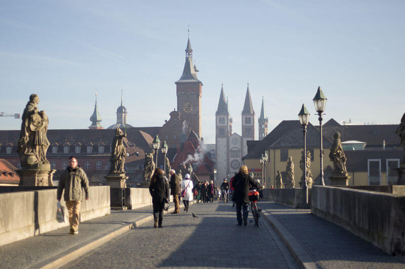 Die Alte Mainbrücke Würzburgs mit Blick auf den Dom