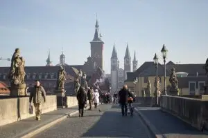 Blick auf die Alte Mainbrücke und auf den Würzburger Dom