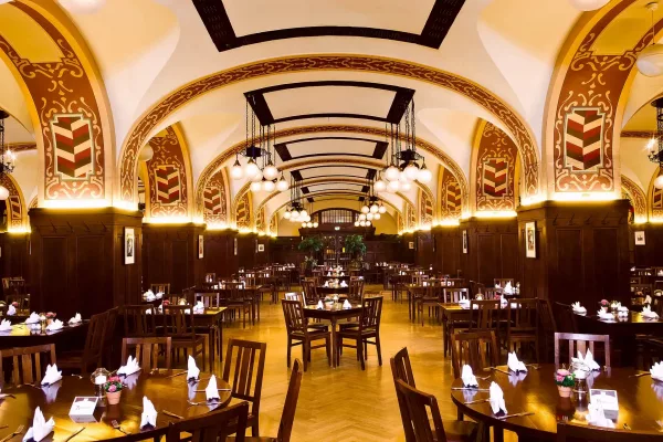 Inennansicht des großen Gastraums im Restaurant Auerbach in Leipzig