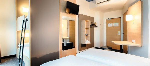 4er Zimmer im B&B-Hotel Ulm mit Doppelbett und Stockbett