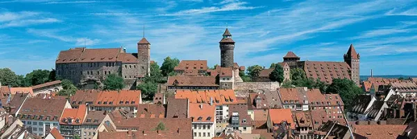 Panoramablick auf die Kaiserburg in Nürnberg über den Dächern der Altstadt