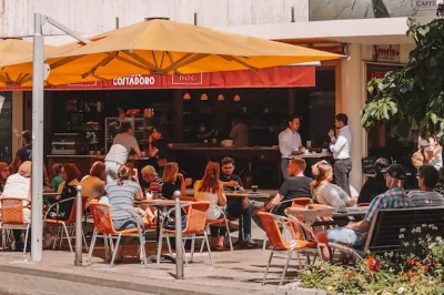 Außenbereich des D.O.C. mit Sonnenschirmen, Sitzmöglichkeiten und Tischen