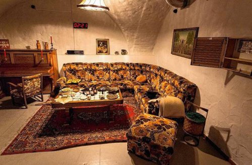 ein Escaperoom der einem alten Wohnzimmer nachempfunden ist und ein großes Sofa und ein Klavier enthält