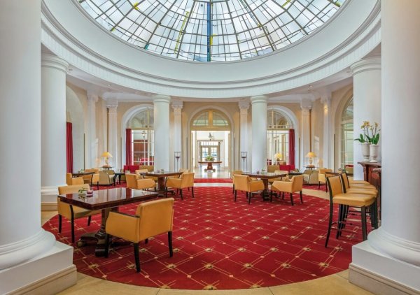 Lobby des Hotel Fürstenhof mit Sitzgruppen unter einladender Glaskuppel