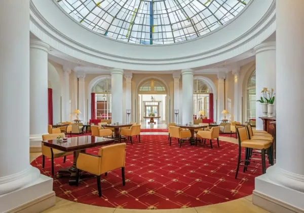 Lobby des Hotel Fürstenhof mit Sitzgruppen unter einladender Glaskuppel