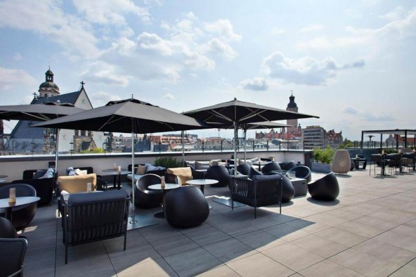 Blick von der Dachterasse des Hotel Innside auf Leipzig mit einladenden Sitzgelegenheiten