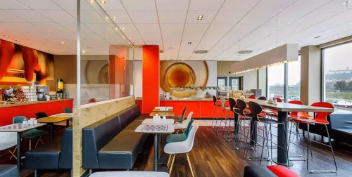 Frühstücksbereich des Ibis Hotel mit ausladendem Buffet