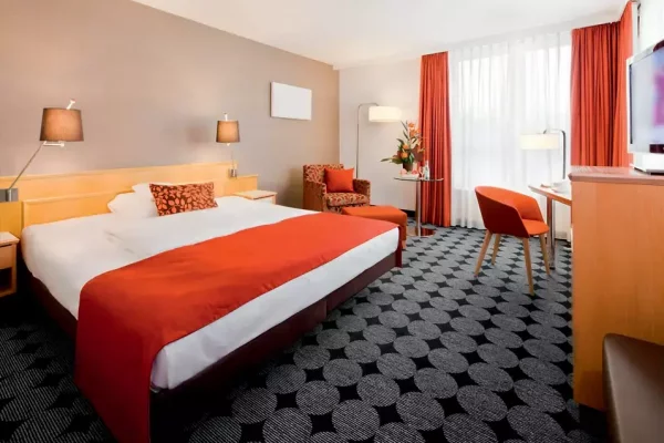 Doppelzimmer im Hotel Mövenpick mit großem Kingsize-Bett