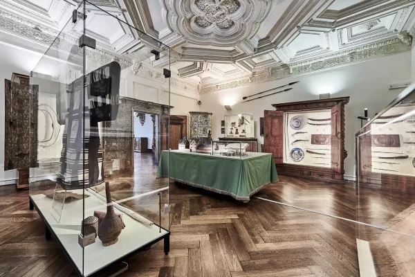 Ausstellungsraum mit Stuck-Decke in einem Ulmer Museum