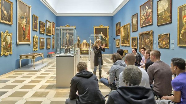 eine Gruppe junger Menschen bekommt eine Führung im Nationalmuseum Nürnberg