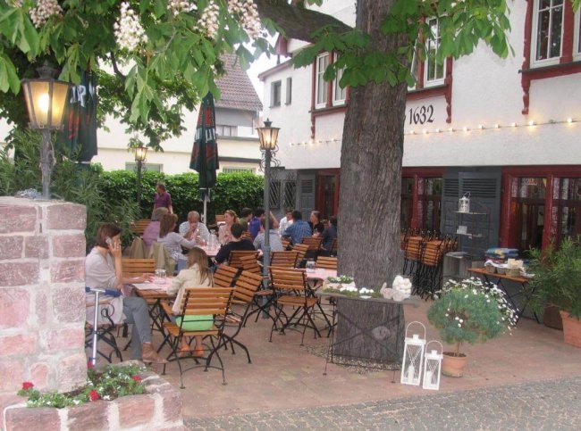 Biergartenatmosphäre vor dem Restaurant Ochsen in Mannheim