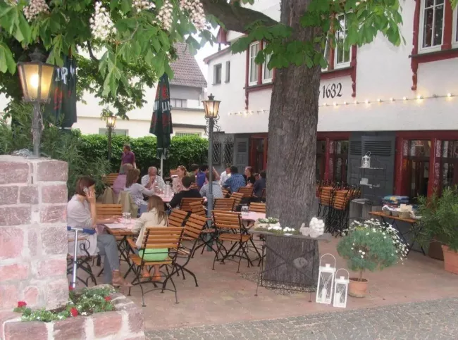 Biergartenatmosphäre vor dem Restaurant Ochsen in Mannheim