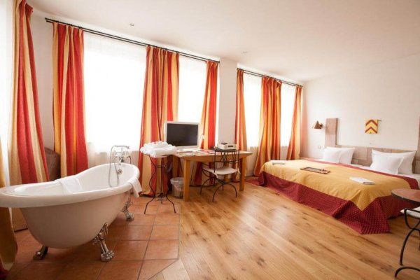 Doppelzimmer im Hotel "Drei Raben" mit Kingsize-Bett und freistehender Badewanne im Raum