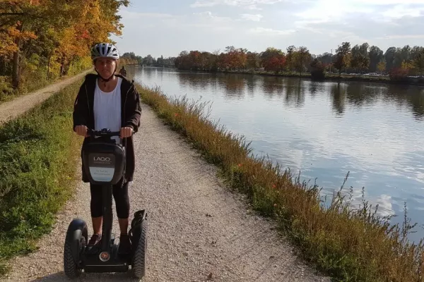 Eine Frau auf einem Segway am Donauufer