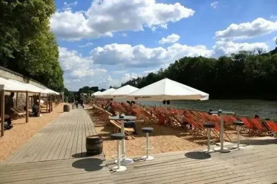 hölzerne Laufwege am Stadtstand Würzburg um zu den Liegestühlen im Strand zu kommen
