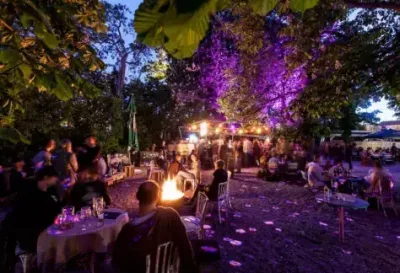 Blick in den Innenhof des talaveraschlösschen bei Nacht mit verschiedenen tischen und Ambiente-Beleuchtung