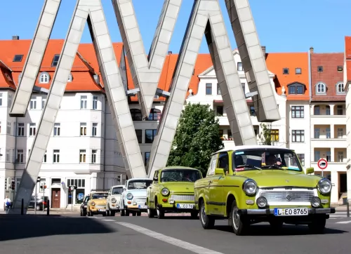eine Kolonne aus Trabbis fährt durch Leipzig