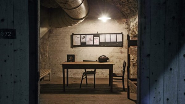 Blick in einen Bunker-Raum unter Nürnberg mit Schreibtisch und Stockbett