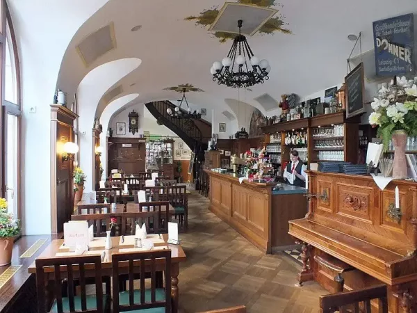 Gastraum in Zillis-Tunnel mit großer Holztheke und Klavier